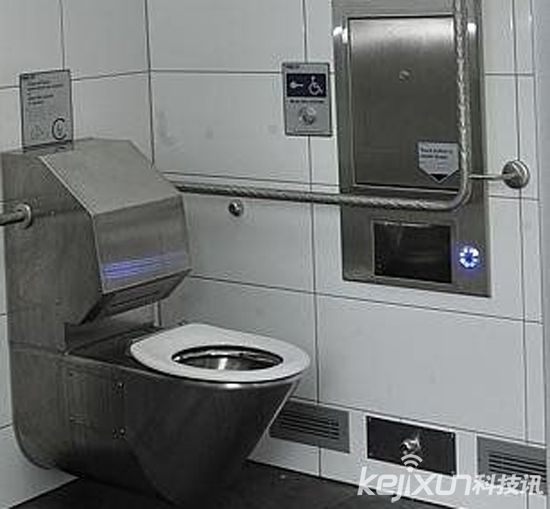澳大利亚推智能公厕 自动清洗和烘干还能陪你聊天呢