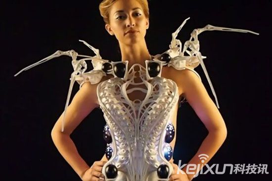 荷兰女设计师设计立体式“蜘蛛服”可用来防身