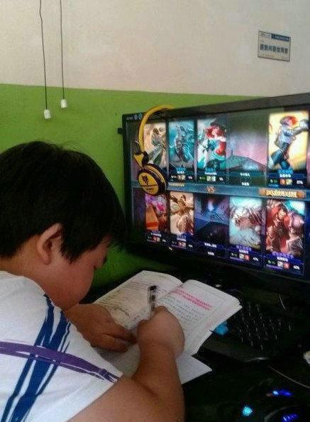 熊孩子的保证书：妈妈给我充点券，我就戒了LOL！