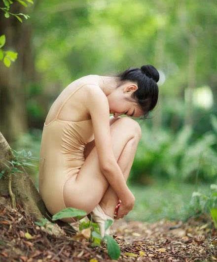20岁中国妹子被封“世界最美身材”：丛林大秀一字马