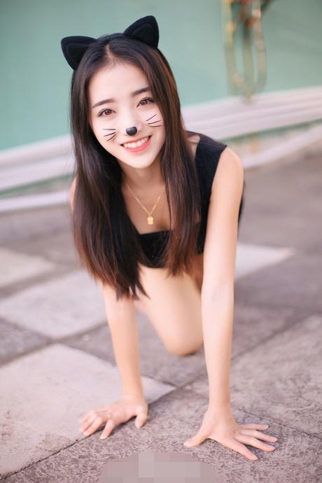 20岁中国妹子被封“世界最美身材”：丛林大秀一字马