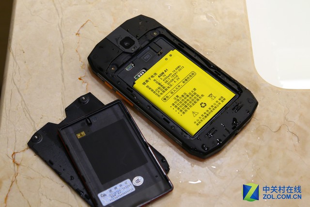 水土不“服” AGM A1三防旅行手机评测 