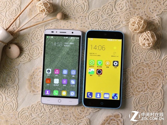 先介绍一下这两部手机左边是699元的TCL 乐玩2C；右边是599元的中兴BLADE A1；
