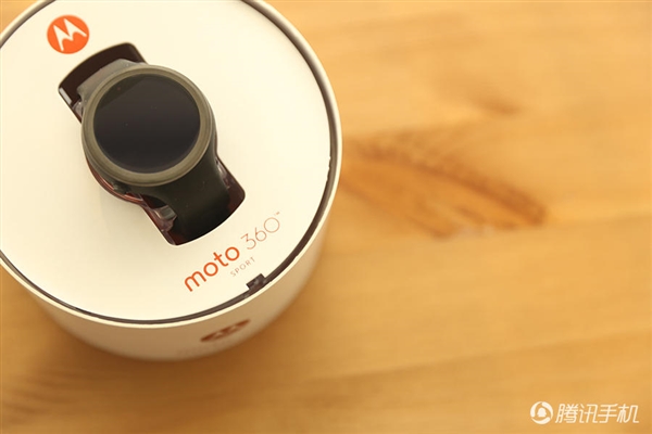 2388元！Moto 360运动版国行图赏：硅胶腕带