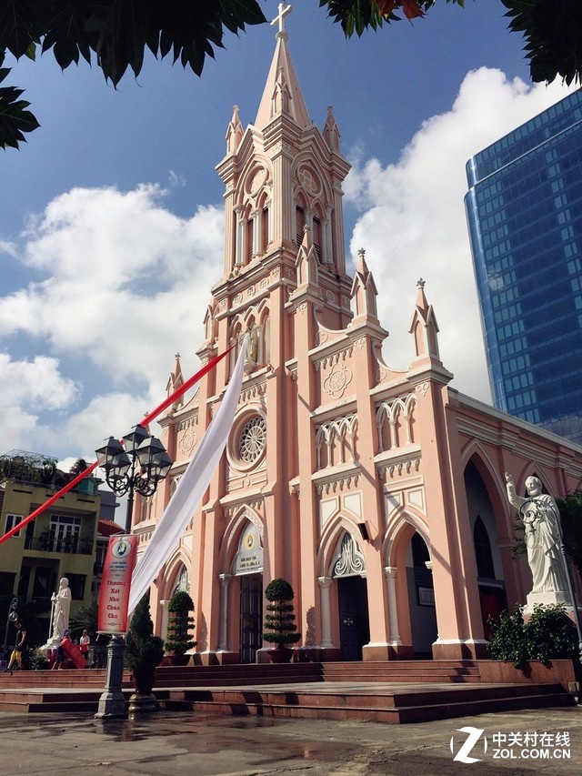 从山茶半岛回来之后，去了岘港大教堂，教堂原本是在1923年为了当地的法国人而建造，如今成为服务于当地四千多天主教徒的教堂，如糖果般的粉红色建筑几乎成为岘港的标志，镶嵌着中世纪风格的彩色玻璃。在这座教堂的旁边是一座有着100余名修女的圣保罗女修道院，她们夏天时穿白色衣服，冬天则会穿上黑色的衣服，往来于此处与汉水另一岸的修道院。