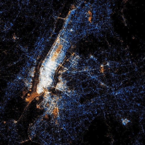 纽约：社交版图中最有趣的一点就是其“中央公园”，我们可以清楚的看到中央公园取代了该城市的其他知名商业街而成为了社交应用使用频率最高的地点。