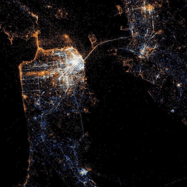 旧金山：社交应用使用情况相当有规律，即在城市周边风景优美的地方Flicker使用率更高，而其他诸如中心商业区域等地则白点、蓝点更为集中。