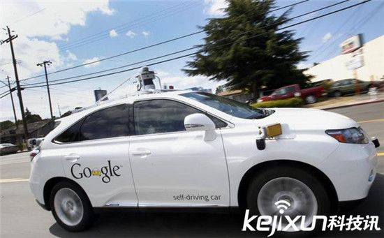 谷歌无人驾驶汽车肇事：连人带车一起闯祸