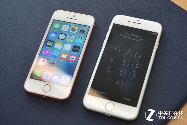 左侧iPhone SE，右侧是iPhone6