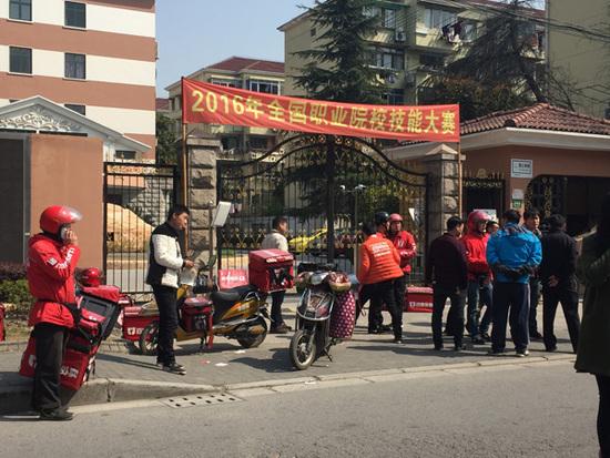 上海交警暂扣26辆“百度外卖”无牌电瓶车