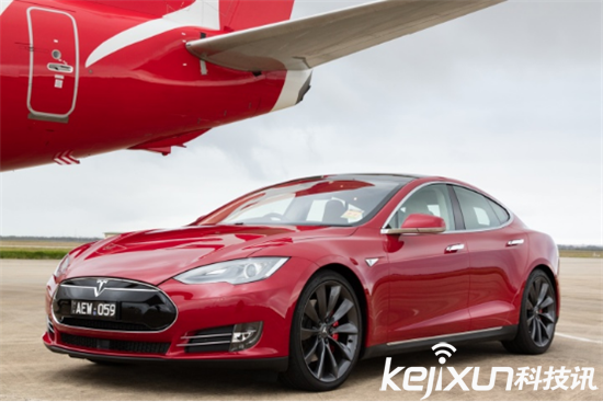 Model S公然追逐飞机 最强急速跑车来袭！