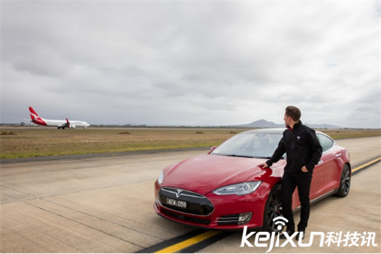 Model S公然追逐飞机 最强急速跑车来袭！