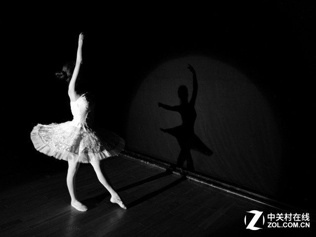 由于芭蕾舞演员一直在舞动，而现场灯光又非常暗，所以需要非常专业且强悍的设备才能拥有不错的效果，甚至部分微单都不能拍清，因为既需要高感非常优秀。