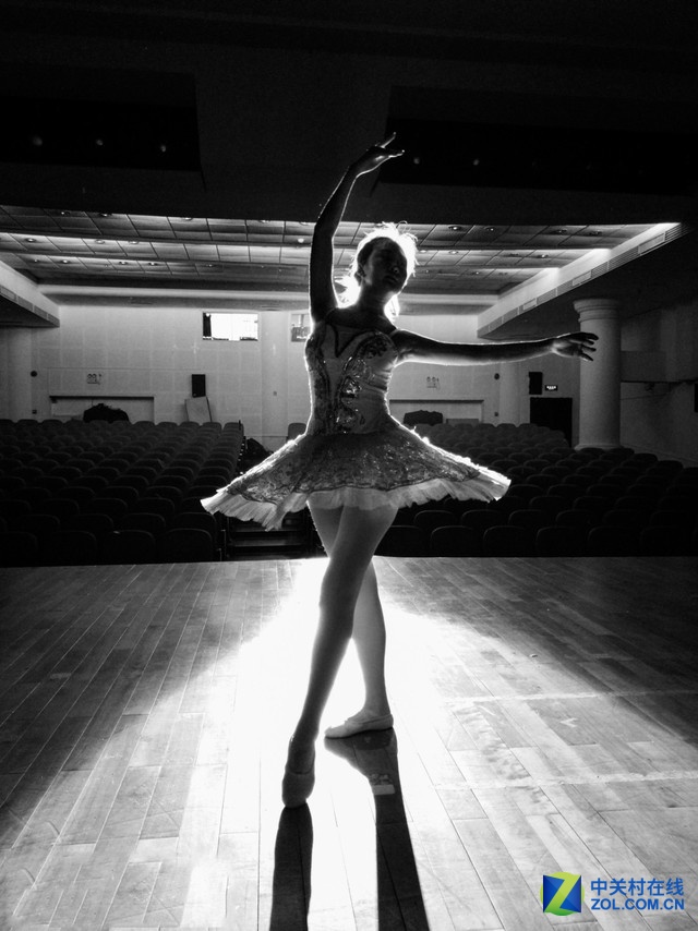 但最终我们看到，vivo Xplay5完美的经受住了考验，拍出来的照片画面纯净、对焦准确、完美的展现了芭蕾舞演员曼妙的舞姿和优雅的动作。