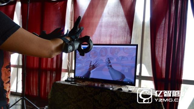想在VR世界中更愉快的玩耍？来看看这款VR手套