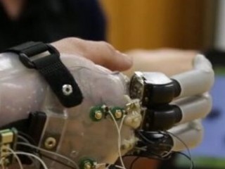 新西兰男子成首位佩戴机械手指的截肢者