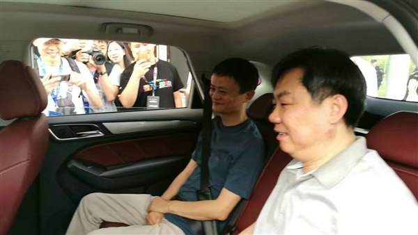 马云亲试首款互联网汽车荣威RX5 赞不绝口：买！