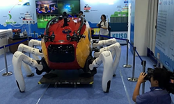 Crabster CR200水下探索机器人亮相：与螃蟹为灵感