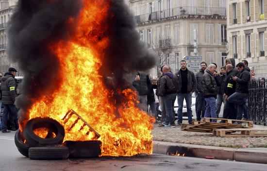 法国出租车司机巴黎主干道纵火抗议优步
