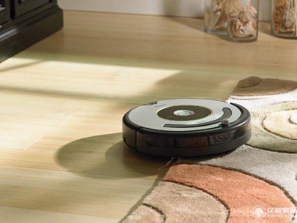 当Roomba扫地机器人遇上便便    铲屎官们哭晕在厕所