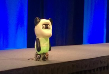 微软发布Win10驱动机器人 小巧可爱模样蠢萌