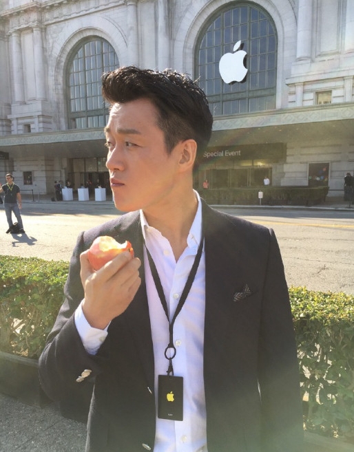 iPhone7发布会邀请唯一中国明星：苹果总部门前啃苹果