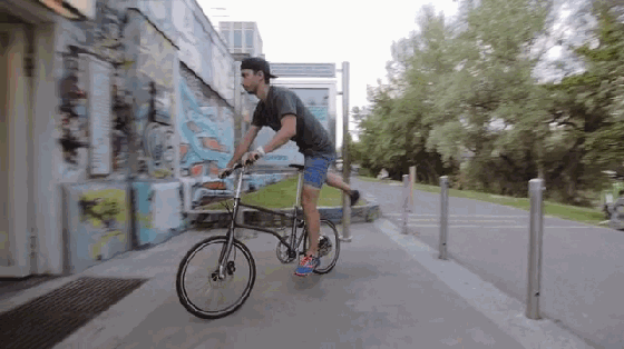这是一辆号称能自发电的折叠电动自行车