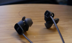 JBL新款入耳耳机体验 无需充电就能降噪