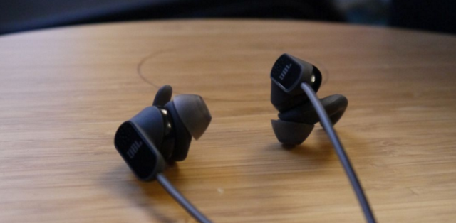 JBL新款入耳耳机体验 无需充电就能降噪 