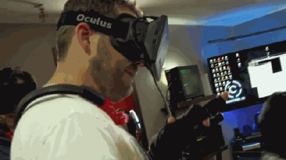 穿上Control VR外设 虚拟角色手指都能活动了