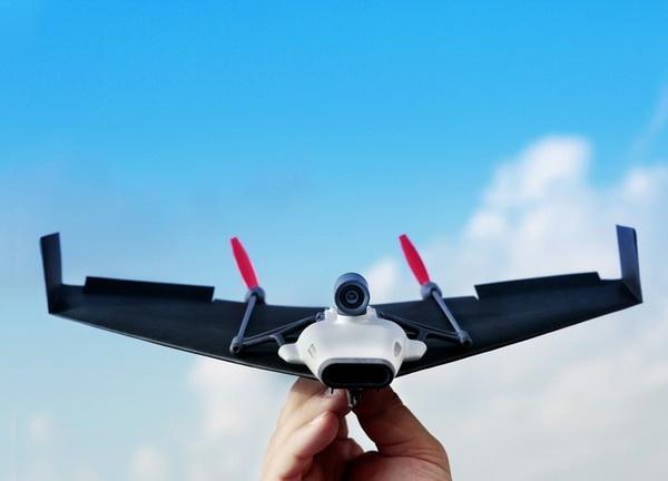 纸飞机带上这个装置秒变无人机 还能用VR体验飞行
