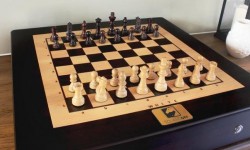Square Off智能国际象棋：隔着地球也能对战下棋