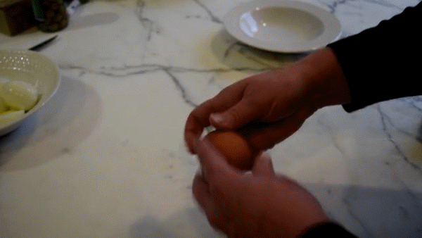 如何剥一颗完整鸡蛋？这款小装置帮你轻松做到