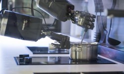 这个烹饪机器人可以做100多道菜：机器大厨来了