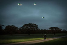 无人机提供夜晚照明服务 走夜路不再害怕