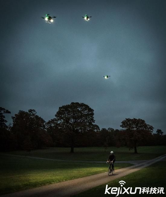 无人机提供夜晚照明服务 走夜路不再害怕