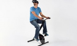 坐上虚拟现实健身自行车一边游戏，一边燃烧卡路里