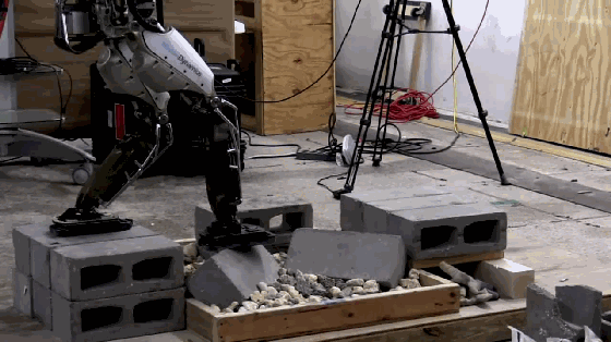 这是有平衡感的机器人 用于废墟救援将会很靠谱