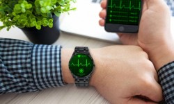 心率检测超强的Cronovo智能手表：可以媲美心电图仪
