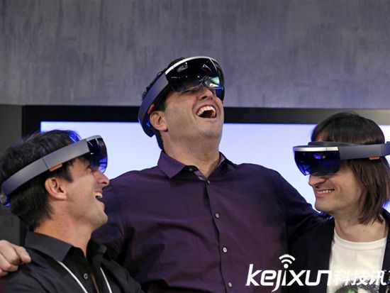 微软HoloLens眼镜发售 售价高达4万元