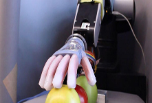 科学家研制柔性机器人手 可感知物体形状纹理