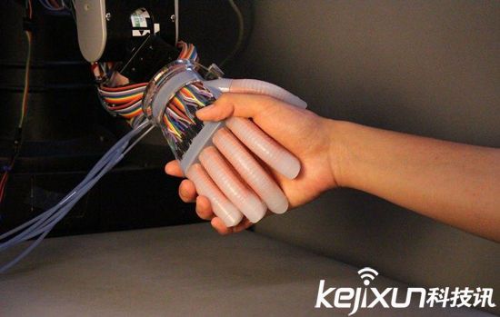 科学家研制柔性机器人手 可感知物体形状纹理