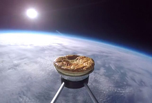 太空爱好者将馅饼送往太空 被大气层高温烤熟