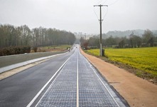 法国建成世界首条太阳能公路 为路灯提供电源