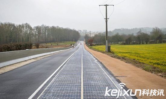 法国建成世界首条太阳能公路 为路灯提供电源