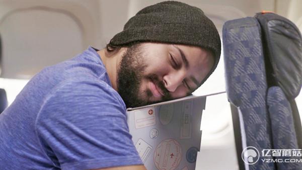 经济舱神器 一块纸板就能让你睡得更舒服