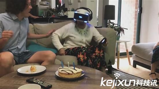 80岁老奶奶玩PS VR 掏出真枪射击屏幕！