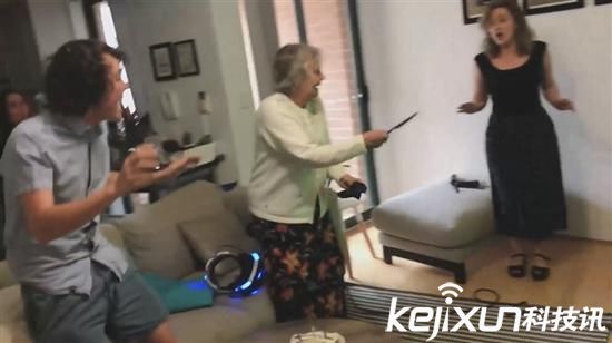 80岁老奶奶玩PS VR 掏出真枪射击屏幕！