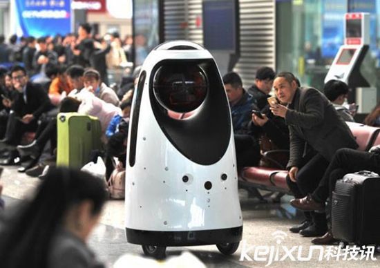 全国首款警察机器人 在郑州高铁站正式执行巡逻任务