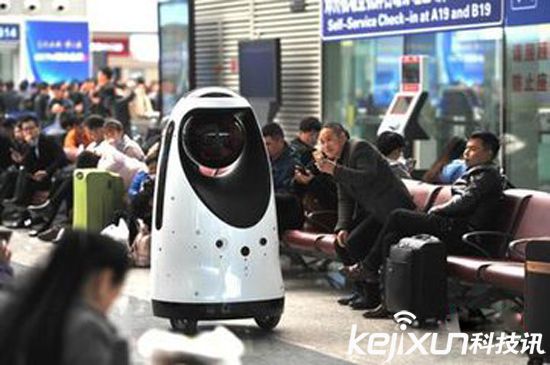 全国首款警察机器人 在郑州高铁站正式执行巡逻任务